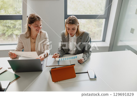 Professional Collaboration in a Modern Office Setting for Enhanced Team Dynamics and Success 129691829