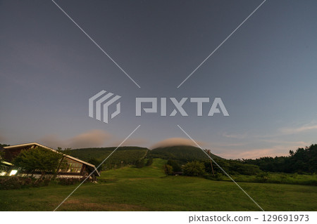 日本島根縣三瓶山的清晨景色非常美麗 日本島根縣三瓶山的清晨景色非常美麗 129691973