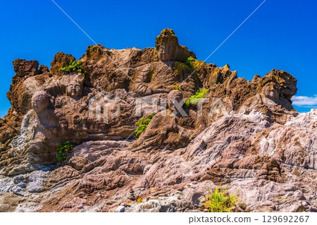 晴朗的天空和羅漢岩的海岸線 晴朗的天空和羅漢岩的海岸線 129692267