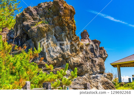 Blue sky and the promenade of the Sixteen Rakan Rocks 129692268