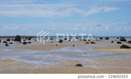 宮古島澤田海灘 | 飛機降落的瞬間，身後是大海和沙灘 129692425