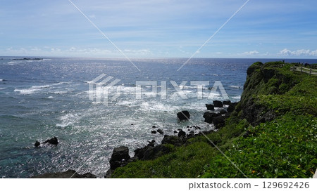 東平安名崎岬（宮古島）伸入翠綠的大海 129692426