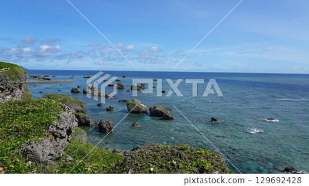 東平安名崎岬（宮古島）伸入翠綠的大海 129692428