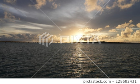 宮古島海天一色的夕陽 伊良部大橋的輪廓 宮古島海天一色的夕陽 伊良部大橋的輪廓 129692431