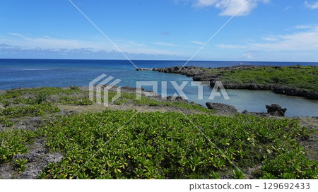 Shiratorizaki, Miyakojima, Okinawa | Panoramic view of natural formations and the blue sea 129692433