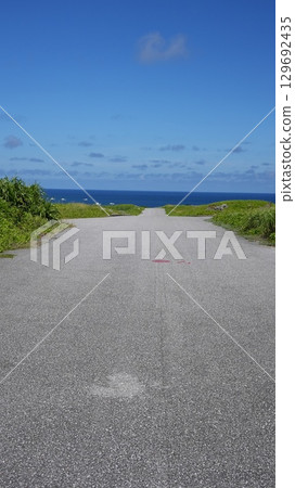 A view of Shiratorizaki, Miyako Island, where a single road stretches out towards the sea 129692435