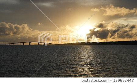 The sunset that colors the sky and sea of Miyakojima The silhouette of Irabu Bridge 129692447
