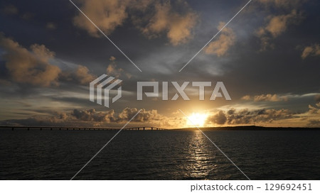 The sunset that colors the sky and sea of Miyakojima The silhouette of Irabu Bridge 129692451