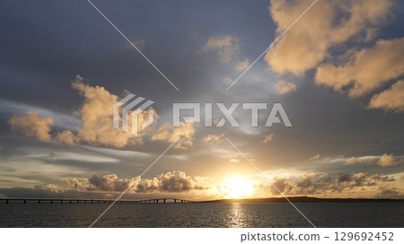 The sunset that colors the sky and sea of Miyakojima The silhouette of Irabu Bridge 129692452