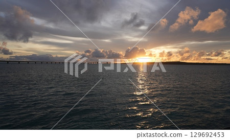 The sunset that colors the sky and sea of Miyakojima The silhouette of Irabu Bridge 129692453