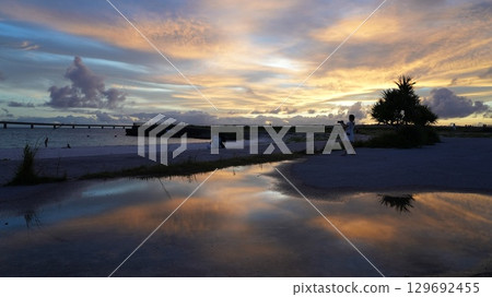 The sunset that colors the sky and sea of Miyakojima The silhouette of Irabu Bridge 129692455