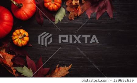 南瓜、秋天的蠟燭和落葉 南瓜、秋天的蠟燭和落葉 129692639