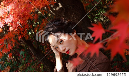 Autumn leaves and women 129692655