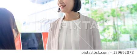 談話的女商人 129692878