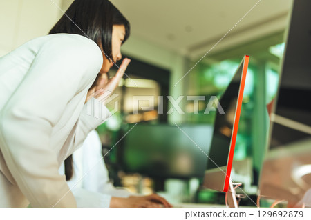 一位穿白大褂的女士和一位女商人 129692879