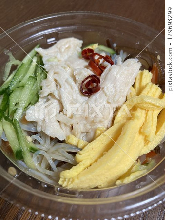 在便利商店買的“杯裝沙拉” 在便利商店買的“杯裝沙拉” 129693299