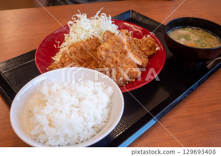 Very delicious Japanese pork loin cutlet set meal Very delicious Japanese pork loin cutlet set meal 129693408