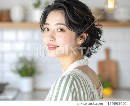 一位可愛的家庭主婦轉過身，露出友善的微笑 129693601