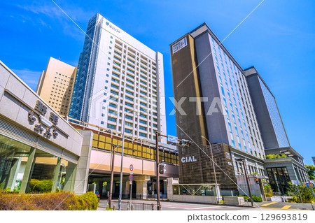 日本橫濱市景，櫻木町站南檢票口（西口）側。從櫻木町二丁目可以看到Hotel Mets和Fuji Soft。 129693819
