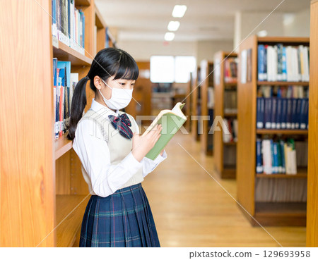 女學生在圖書館看書 女學生在圖書館看書 129693958