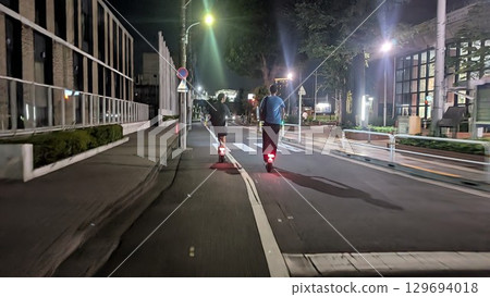 一名年輕男子騎著電動滑板車逆向行駛 129694018