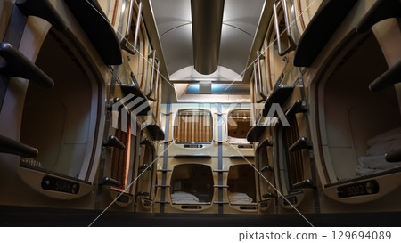 Japanese capsule hotel 129694089