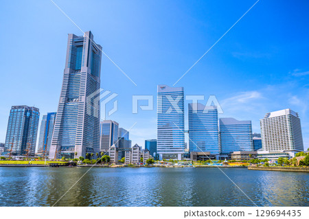 日本橫濱城市景觀,俯瞰橫濱地標塔和其他建築 日本橫濱城市景觀,俯瞰橫濱地標塔和其他建築 129694435