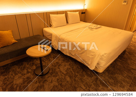 在飯店雙人床上舒適入睡 129694584