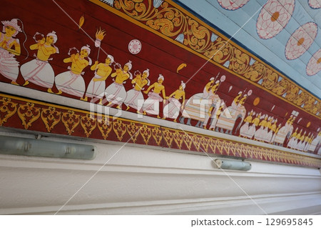 描繪佛牙寺佩拉赫拉節的畫作（康提，斯里蘭卡） 129695845