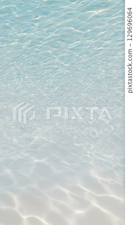 The transparent shallow ocean surface reflecting sunlight 129696064