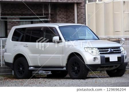 白色休閒車（三菱帕杰羅朗逸EXCEED第四代） 129696204