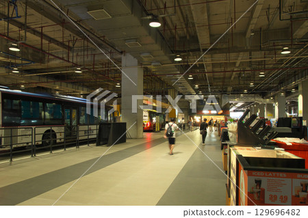 活力菲律賓 - 馬卡蒂巴士總站，馬尼拉 - 城市景觀（2025 年 6 月） 129696482