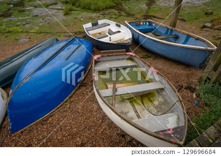 Small boats at the quay on the River Deben in the historic town of Woodbridge in Suffolk, UK. 129696684