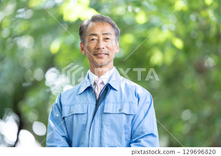 Men in work clothes Fresh green 129696820