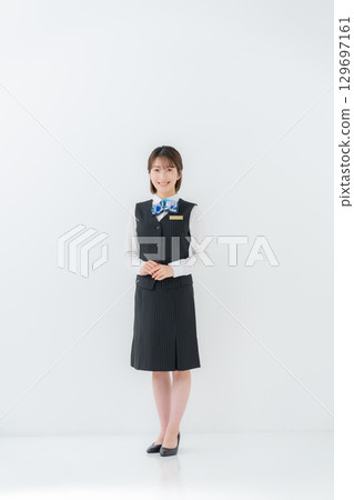 穿著制服的年輕女子，商務，全身 129697161