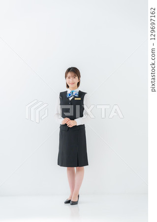 穿著制服的年輕女子，商務，全身 129697162