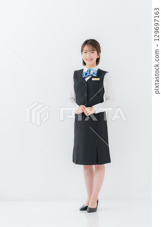 穿著制服的年輕女子，商務，全身 129697163