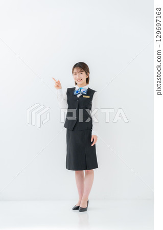 穿著制服的女人，整個身體，指著 129697168
