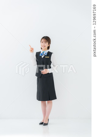 穿著制服的女人，整個身體，指著 129697169