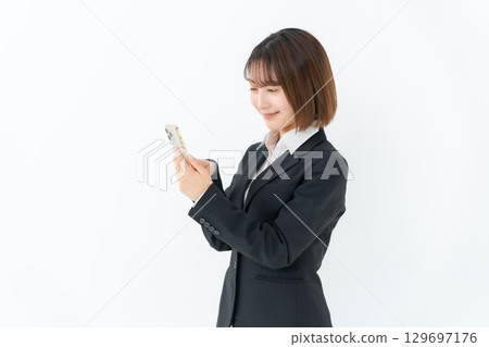 年輕女性商務智慧型手機 129697176