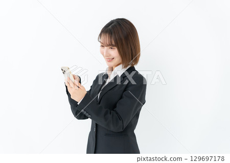 年輕女性商務智慧型手機 129697178