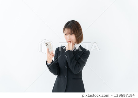 年輕女性商務智慧型手機遇到麻煩 129697194