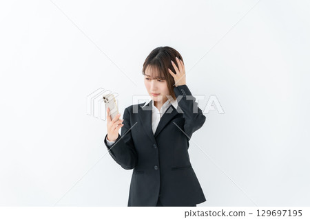 年輕女性商務智慧型手機遇到麻煩 129697195