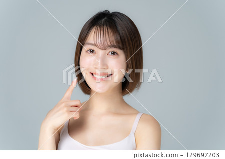 牙科護理美容年輕女子 129697203