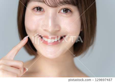 牙科護理美容年輕女子 牙科護理美容年輕女子 129697487