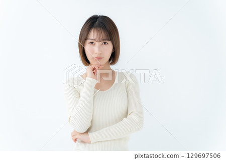 年輕女子，隨意，憂心忡忡 129697506