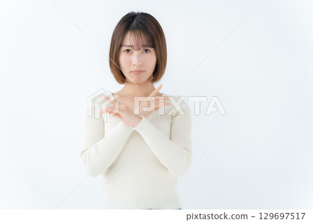 年輕女子休閒交叉 129697517