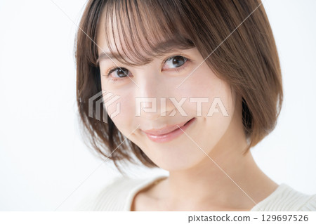 Young lady up 129697526