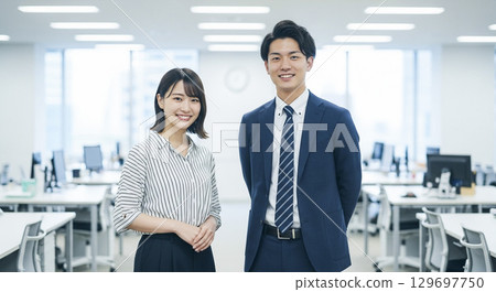 辦公室裡微笑的男女商務人士 129697750
