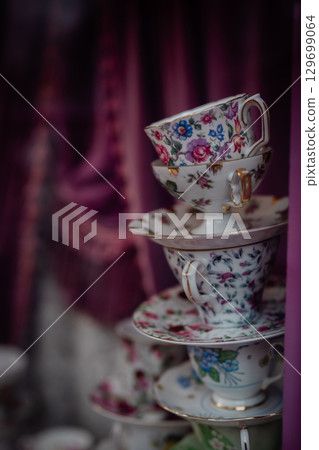 Overlapped cup 129699064